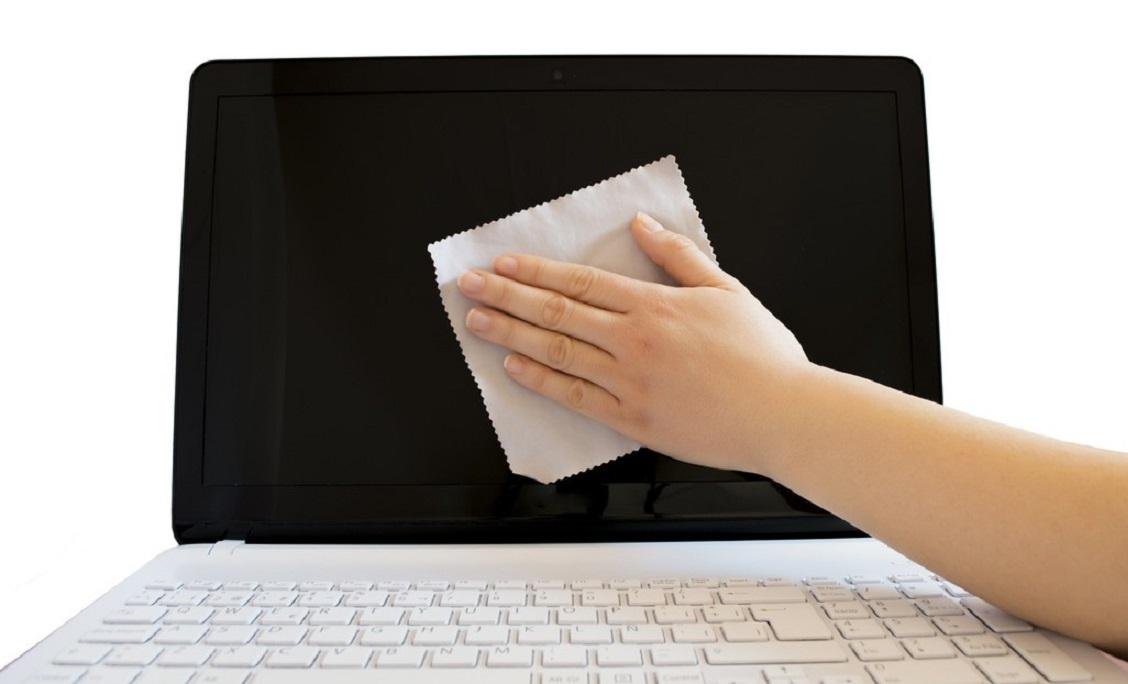 Esta es la forma más segura para limpiar la pantalla de tu portátil